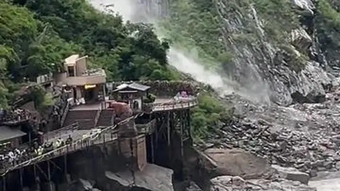 香格里拉虎跳峡山体落石引发游客撤离？景区回应：区域属无人区 运营正常