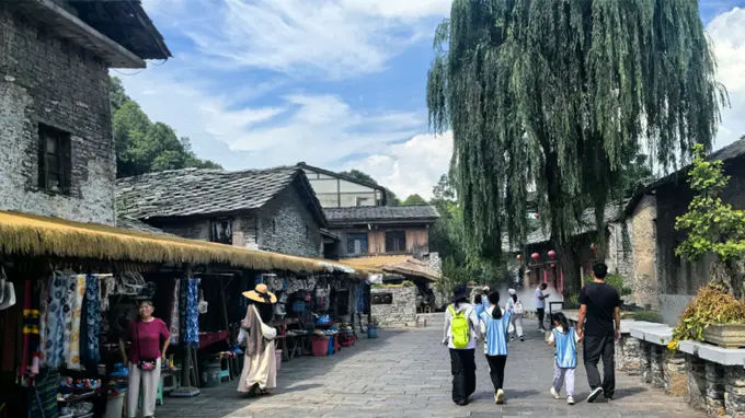 天龙屯堡景区：古韵绵长引客来 多元业态旺暑期