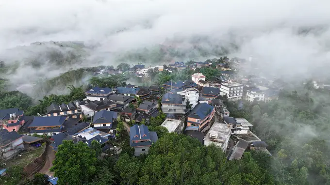 云南景洪基诺山巴朵村 雨林徒步游成为村民增收新路径