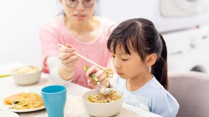 4种错误喂饭拖垮娃脾胃,很多家长天天还在喂,改掉这些坏习惯,娃吃饭省心又不费劲
