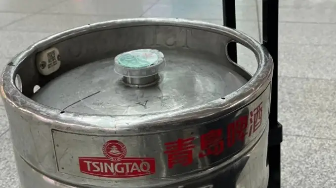 青岛今夏最火伴手礼：铁桶扎啤成返乡标配 车站携酒出行服务贴心顺畅