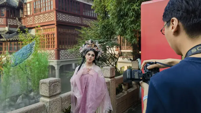 China Cool盛夏出圈｜上海豫园汉服旅拍受热捧 外国游客直呼“Cool”