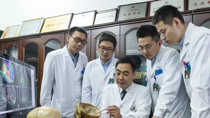 捧着颅骨标本做研究，这位军事医学专家曾荣立一等功！