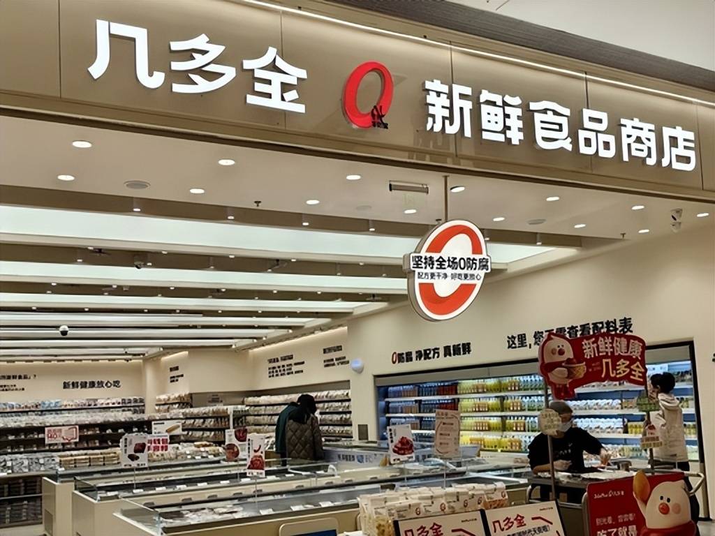 零食不打折反涨价，排队从商场堵200米，凭啥能火起来？