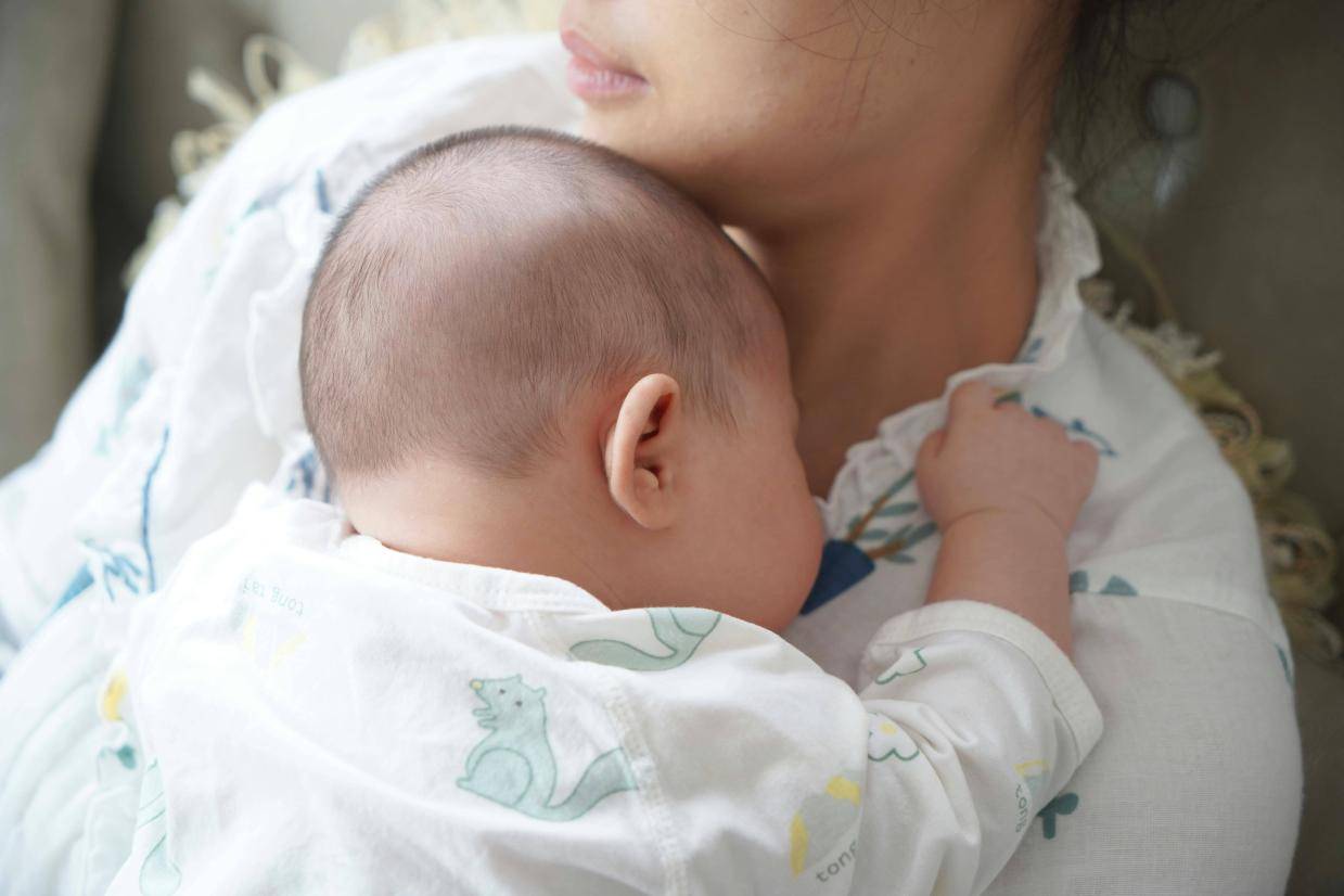 都说母乳是宝宝的“液态黄金”，好在哪里？新手妈妈如何开始？ | 全国母乳喂养宣传日