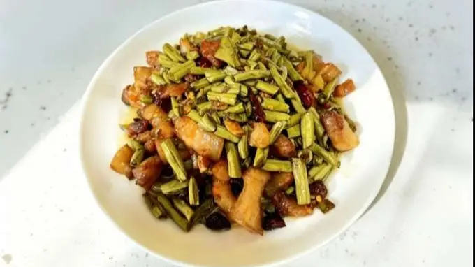 天热没胃口，我家就做这道菜，有荤有素，开胃又解腻，下班做菜不犯愁了