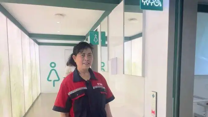 岳麓山保洁阿姨在厕所吃饭引热议，当事人回应
