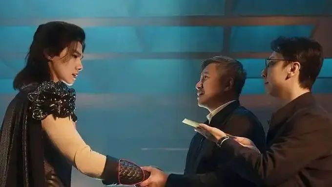 恶搞超级英雄，荒唐又大胆！白敬亭魏翔主演喜剧《特立独行》，不算高级但值得记一笔