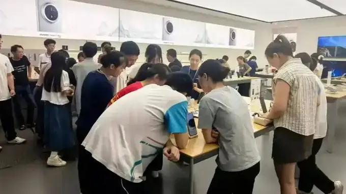 孩子列出高考标配清单压垮家长，家长咬着牙勉强凑齐开销，孩子却委屈称就想给自己一个体面的交代