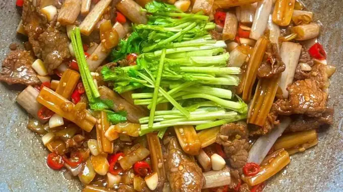 爱吃牛肉的朋友别划走呀，这道家常小炒藏着鲜酸开胃的好滋味