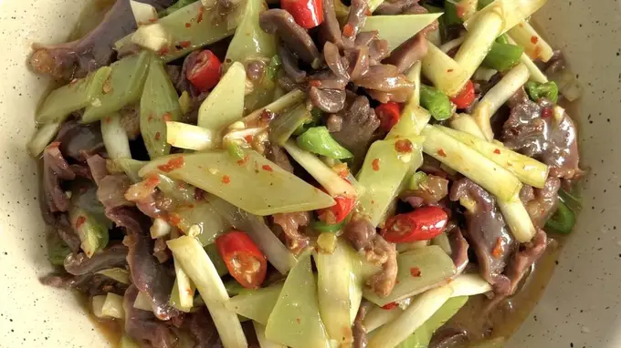 信我呀！夏天没胃口就做这道酸辣鸭胗，脆嫩入味上桌全家都爱吃