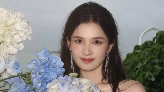 张婧仪新剧《野狗骨头》片场照曝光 手捧绣球笑容甜美
