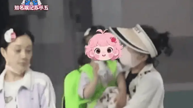 李小璐疑似生二胎 带神秘小女孩一起回家