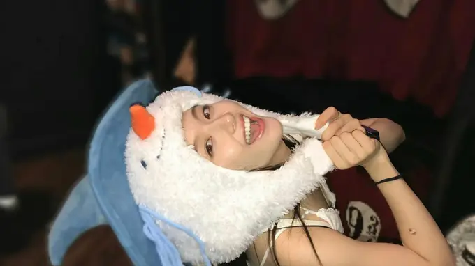 李兰迪雪人毛绒帽自拍 可爱活泼元气足