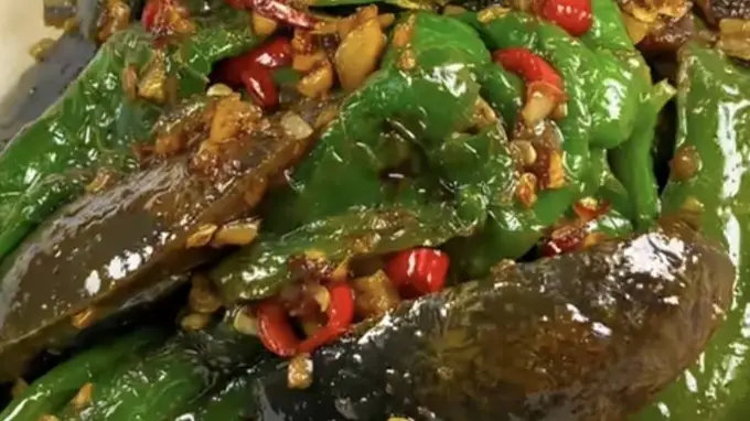 虎皮青椒炒皮蛋：家常快手下饭菜