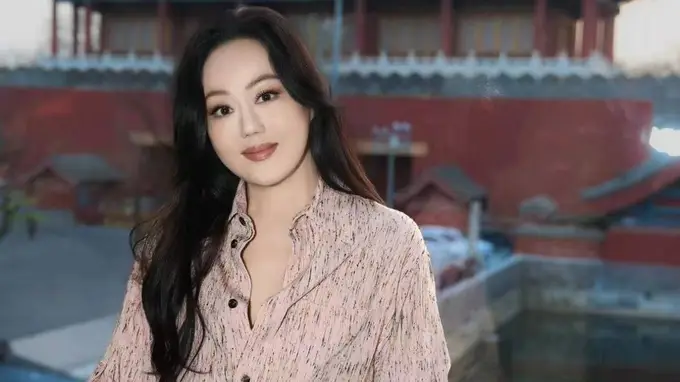 :章小蕙62岁穿搭启示:印花衬衫和连衣裙这样穿才高级洋气