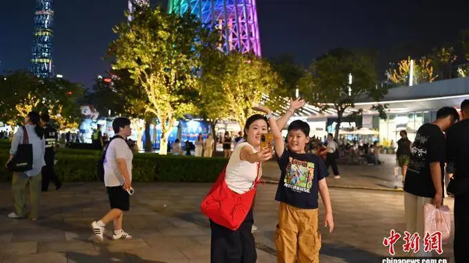 7月23日夜晚 广州塔华灯璀璨成暑期热门打卡地