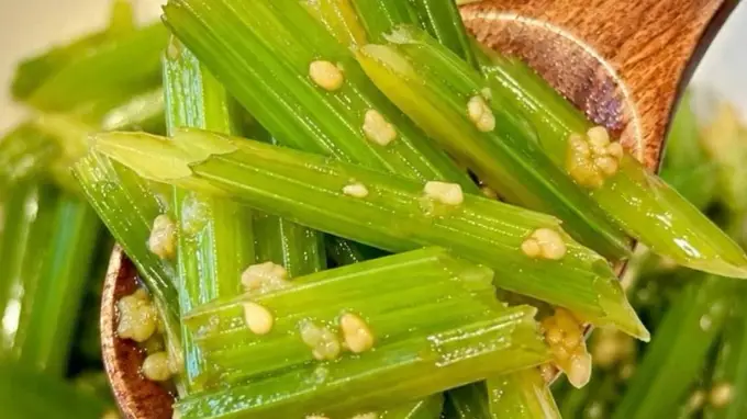 凉拌芹菜3分钟搞定 脆嫩爽口成夏日餐桌C位