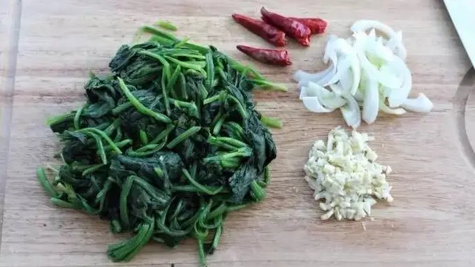 花生米拌菠菜的做法，这道快手拌菜适合夏季三伏天当下饭菜，每次都多吃两碗饭！
