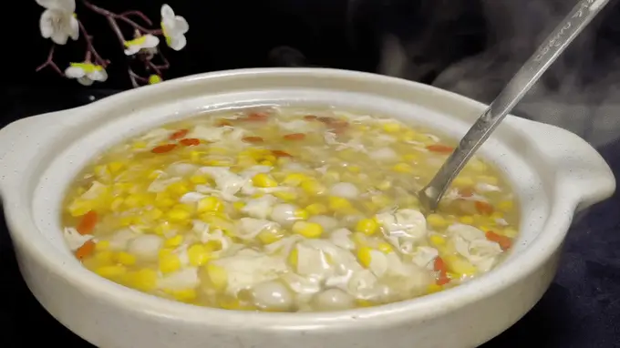 这碗鲜甜爽滑的玉米甜汤，天热喝正合适！半碎玉米+整粒玉米打造丰富口感，简单几步全家都爱