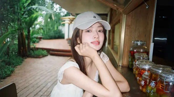 徐若晗穿白色蕾丝飞袖上衣 清甜软萌少女感十足