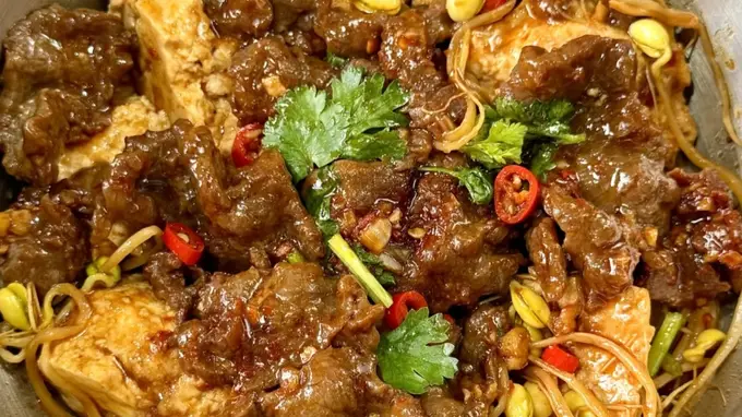 三重鲜香一锅焖出!豆芽豆腐牛肉煲家常做法大公开