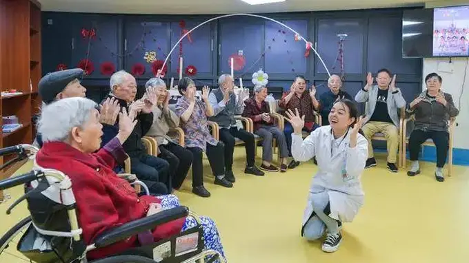 幼师转行护理员：幼态技能适配养老赛道需求