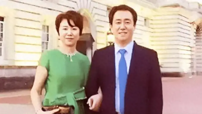 许家印夫妇假离婚转移427亿元资产 前妻在海外带4名未成年子女、孙子女生活