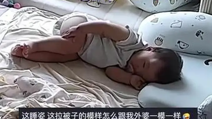 吹空调太冷，一岁宝宝自己盖被，还能自我哄睡！