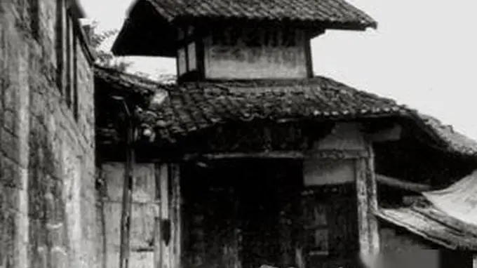 1935年，红军在遵义城，仅仅抄了一个黔军师长家，红军就差不多吃饱，光从他家就搜出十几万斤粮食，还有两万多块银元，让一路饿肚子的红军将士踏踏实实吃上了饱饭。饿着肚子翻山越岭，推开一座公馆的仓门，成堆的米袋子和成箱的银元摆在面前，这不是戏剧，是1935年遵义的现场。一句民间话流传至今...