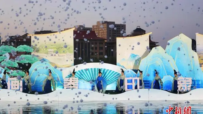 宁夏贺兰水上实景演出火爆出圈 湖畔光影丰富市民夏夜生活
