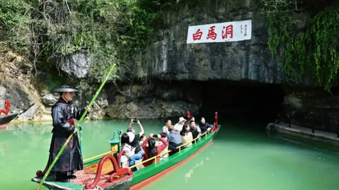 出口连着大马路?游客担忧安全隐患!宜昌西陵白马洞景区回应