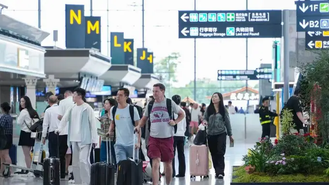 入境游“主角”不止北上广深:外国游客飞赴中国160城 成都稳居前五、稻城首次上榜