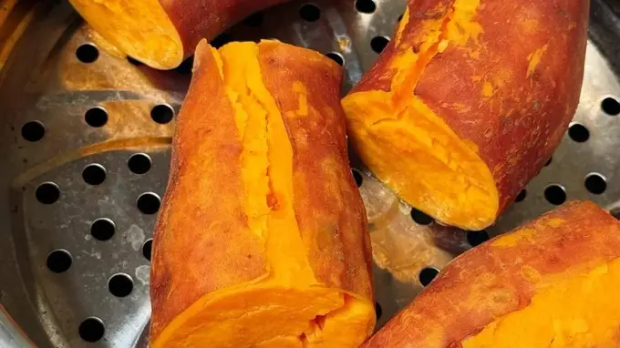 蒸红薯配酱萝卜条：地道田间家常味，杂粮小菜好吃管饱