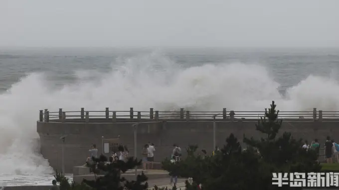 温馨提示:风大浪高,切勿近海游玩!