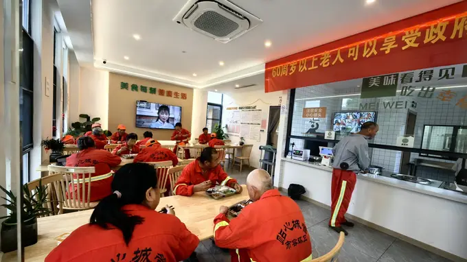 杭州一乡镇食堂给老年环卫工提供“1元午餐”:荤素三个菜还配点心,多方给予补贴