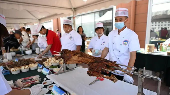 太夯了!会上刚讨论完内蒙古牛羊肉,走出会场就吃到了