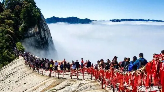 消费降级实锤了？华山游客锐减，一家三口光门票索道就花1500