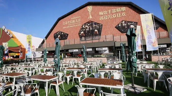 青岛啤酒节精酿赛事升级,“超级PENG”酒墙打造国内最大户外品鉴体验