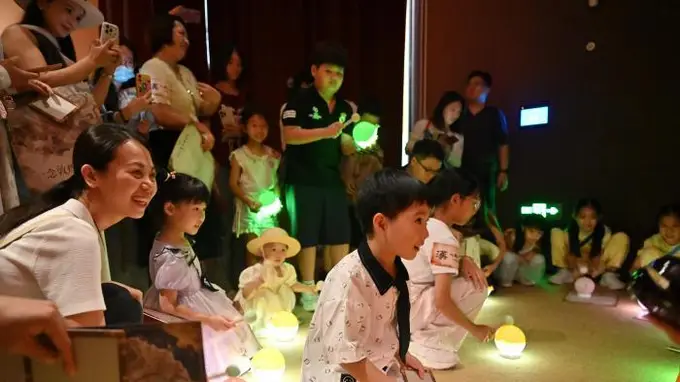 广州艺术博物院限定敦煌奇妙夜夜场 游客打卡找NPC解锁守窟人认证