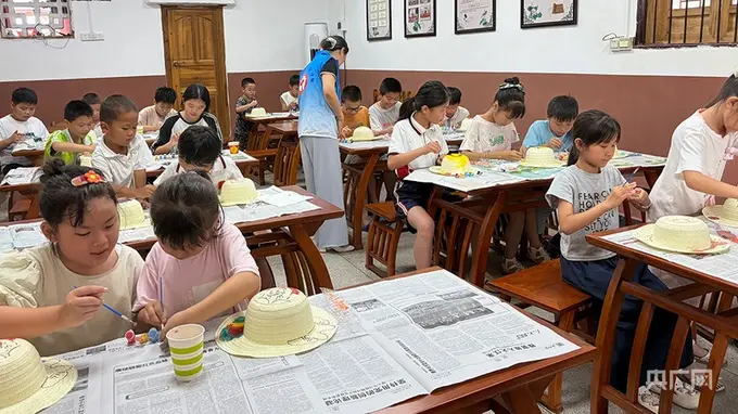 江西吉安:草帽绘童心清凉“艺”夏润乡间