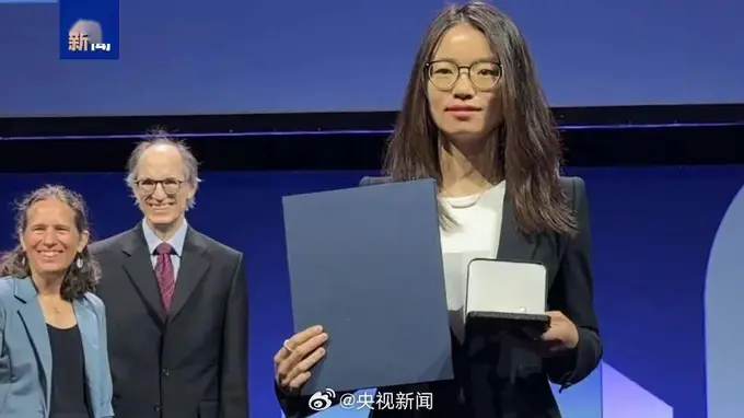 2026菲尔兹奖得主王虹：留校任教能否取得同等成就？数学研究的安静与考核指标的矛盾值得深究