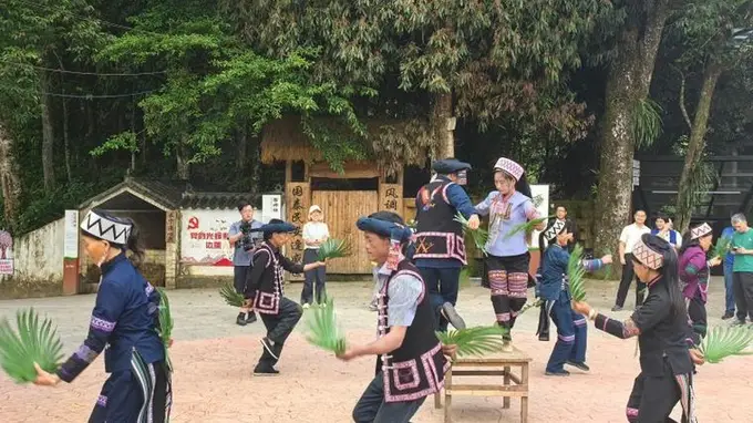 “共舞”启新程:棕扇舞乘协作东风焕新颜