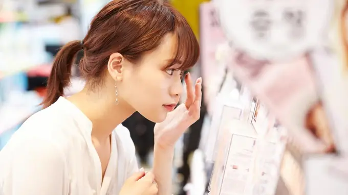 00后美妆决策新动向 超七成买前先咨询AI