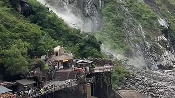 云南香格里拉虎跳峡景区附近山体落石引关注，景区明确落石区域属无人区运营正常