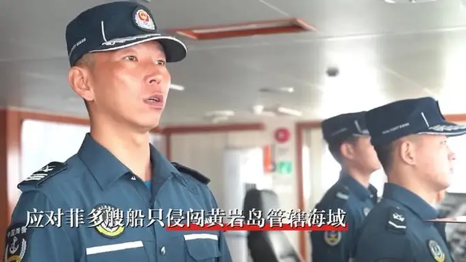 中国海警黄岩岛海域驱离菲侵闯船只 水炮喷射后菲船掉头逃窜