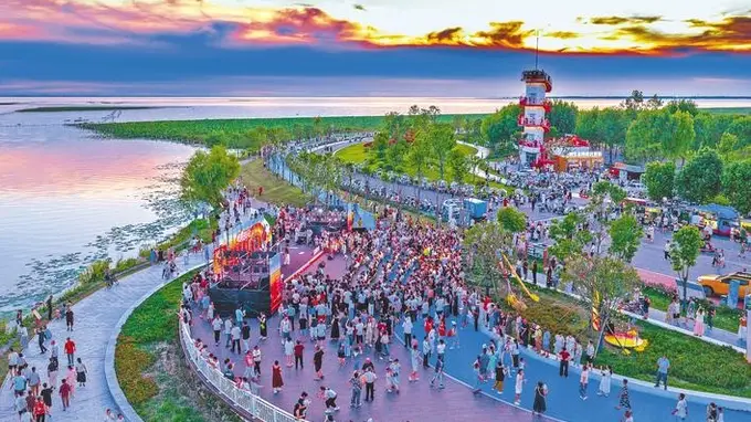 洪湖夏夜专属！“湖畔晚霞曲 乐动新洪湖”惠民音乐会燃动滨湖岸