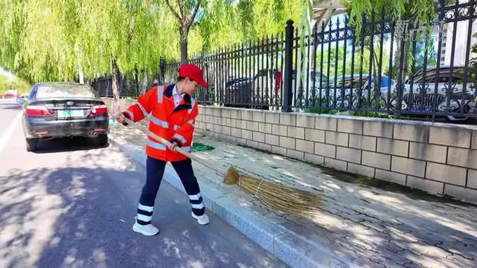 宁夏西吉总工会启动“工会送清凉 防暑保安康”慰问行动 1500余名户外劳动者获清凉关怀
