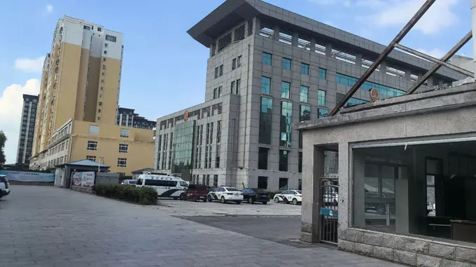 河北邯郸多区县机关拆围墙 免费开放停车位与公共厕所
