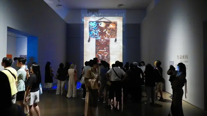 昼夜观展接力破圈！最大汉代彩绘帛画迎来国内跨省首展